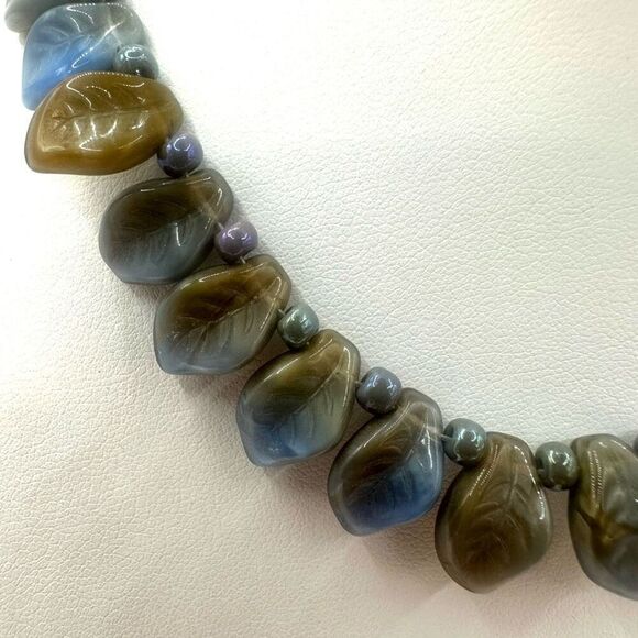 Blue beaded leaf choker necklace - Picture 10 of 11